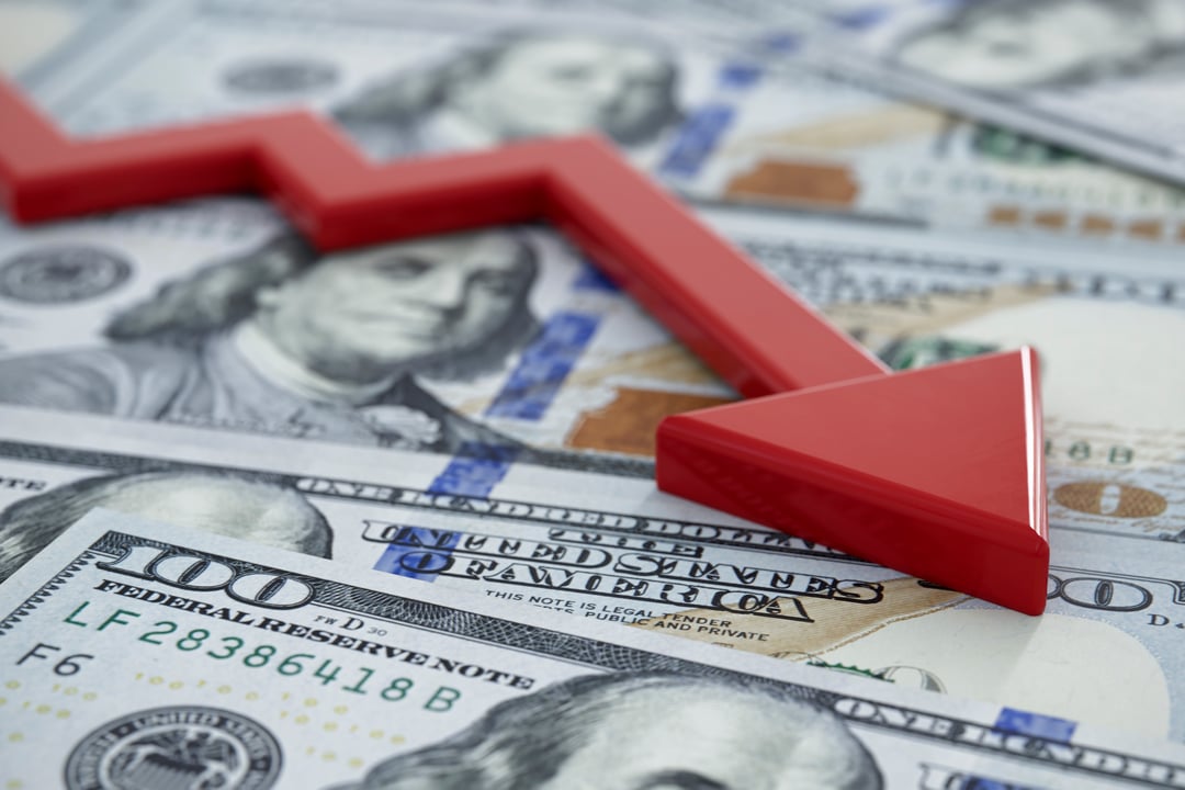 Graphique montrant une tendance à la baisse sur des billets de cent dollars.
