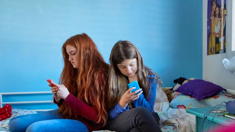 L'âge minimum recommandé pour l'utilisation des réseaux sociaux est de 15 ans selon une enquête de Marktagent.