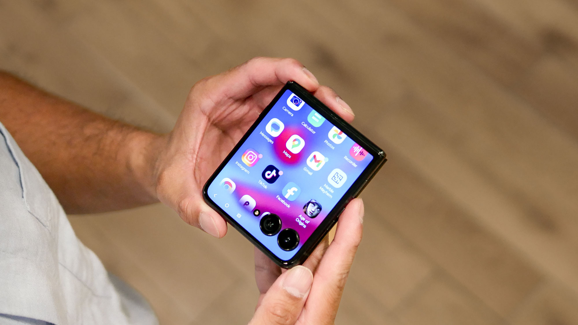 Motorola Razr Ultra 2025 dans la main.