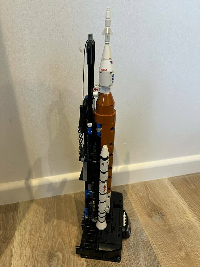 Vue latérale du Lego SLS montrant le rail de montage