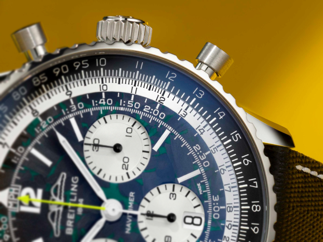 Titre accrocheur en français :
Dévoilement du Chronographe en Titane de la légendaire Navitimer : Un modèle exclusif à 1959 exemplaires en collaboration avec Aston Martin, symbole du retour en F1 !