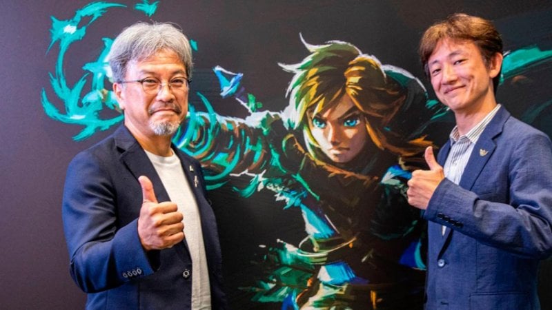 À gauche, Eiji Aonuma, au centre Link, à droite Hidemaro Fujibayashi