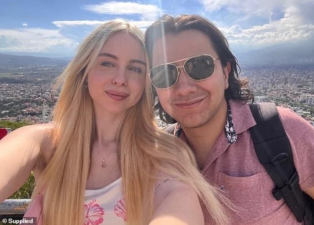 Evie Smith a été contactée pour un commentaire. Elle est actuellement en Bolivie avec son petit ami de 31 ans. Tous deux sont photographiés dans le pays sud-américain