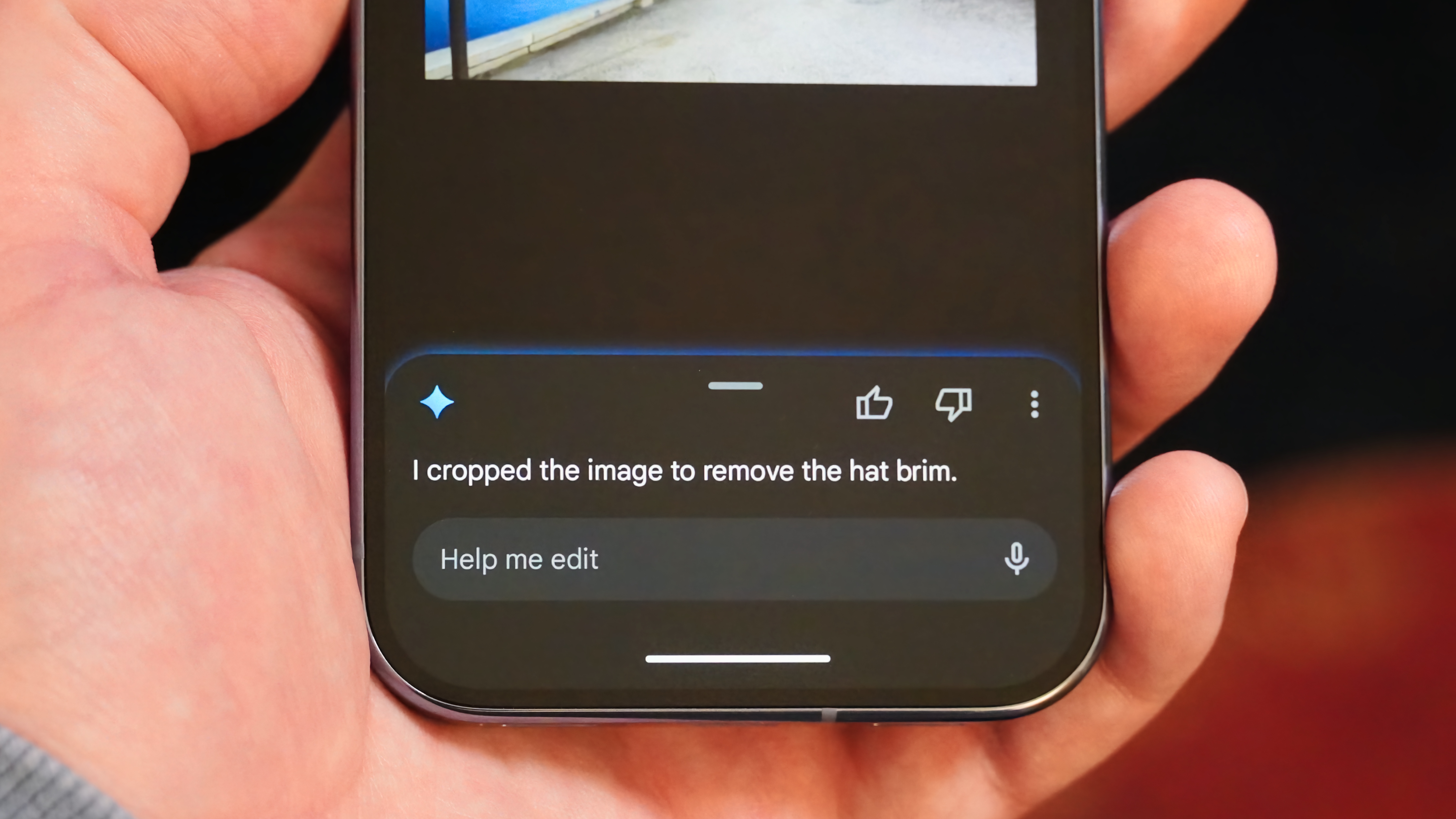 La fonctionnalité Ask Photos dans Google Photos sur un Pixel 10 Pro.