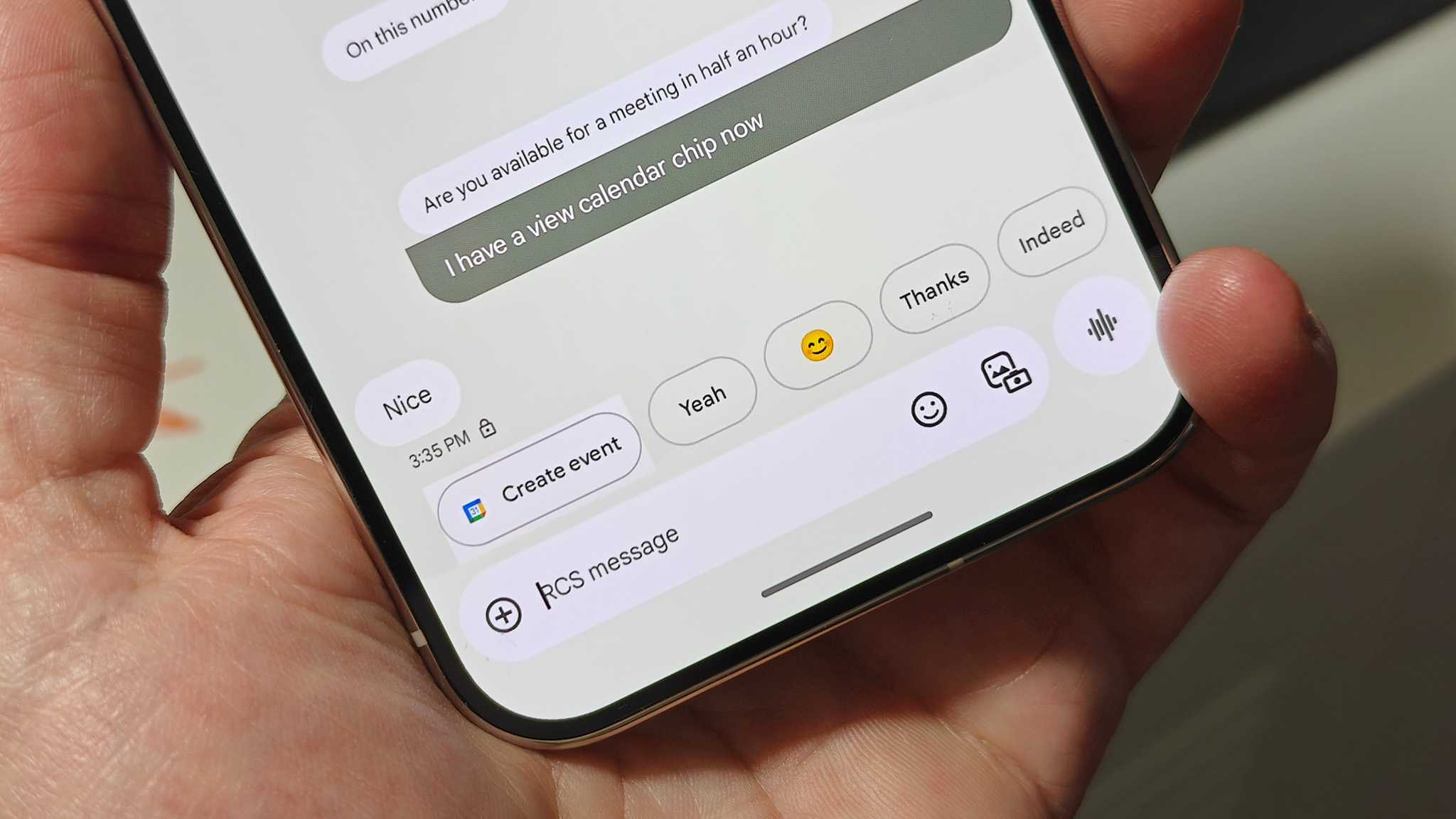 Une puce Magic Cue dans Google Messages sur un Google Pixel 10 Pro