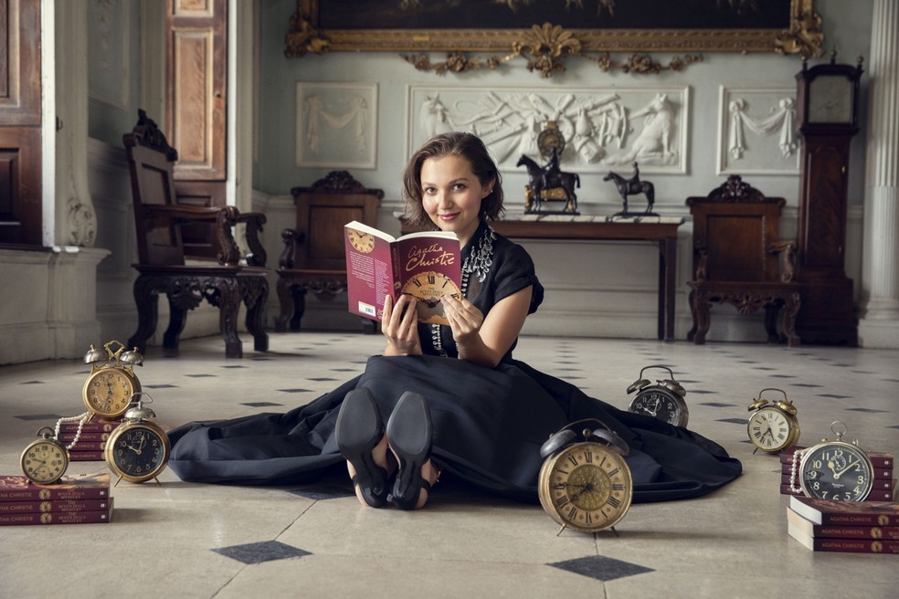 Affiche de la minisérie 'Les sept horloges' adaptée d'Agatha Christie par Netflix