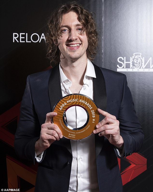 Dean Lewis, chanteur et auteur-compositeur australien, déclare que des conversations enregistrées à son insu avec une femme ont été malicieusement montées pour le présenter comme un prédateur sexuel