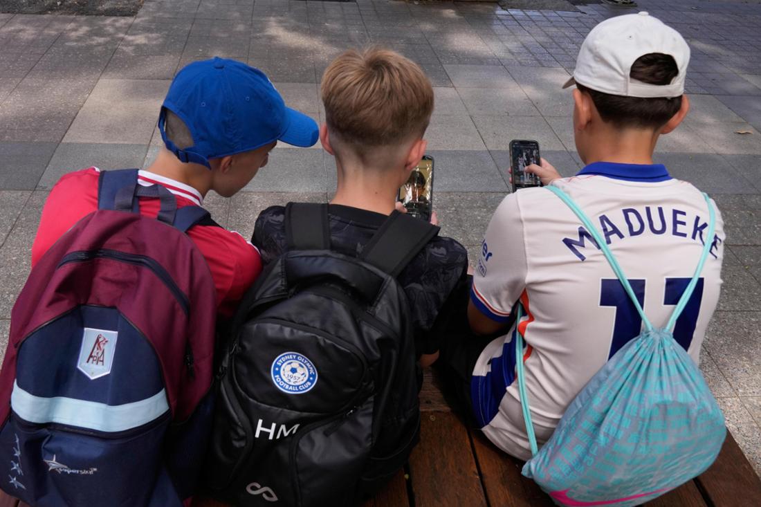 Des jeunes devant une école à Sydney, Australie