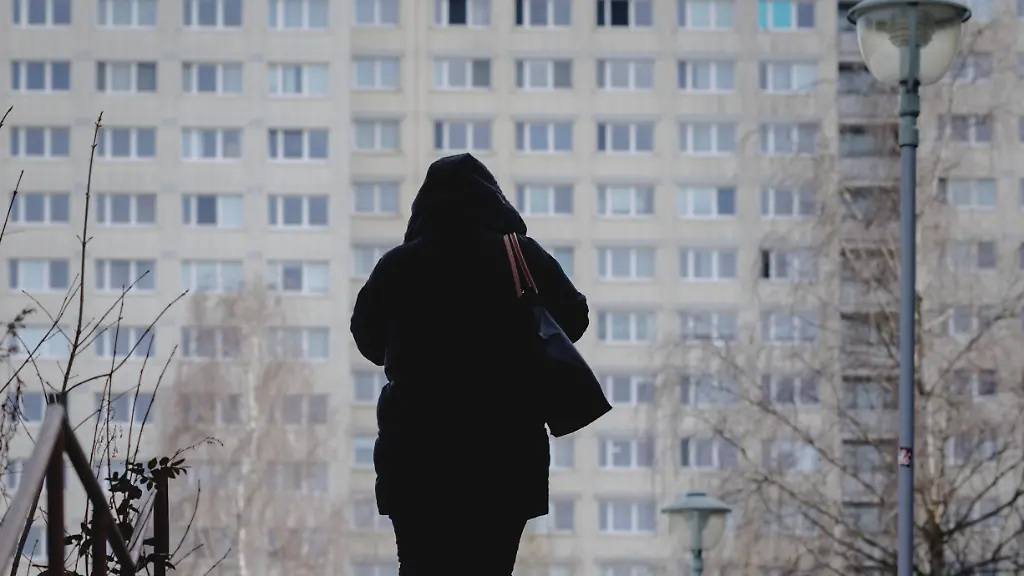 Silhouette d'une femme devant des immeubles à Berlin