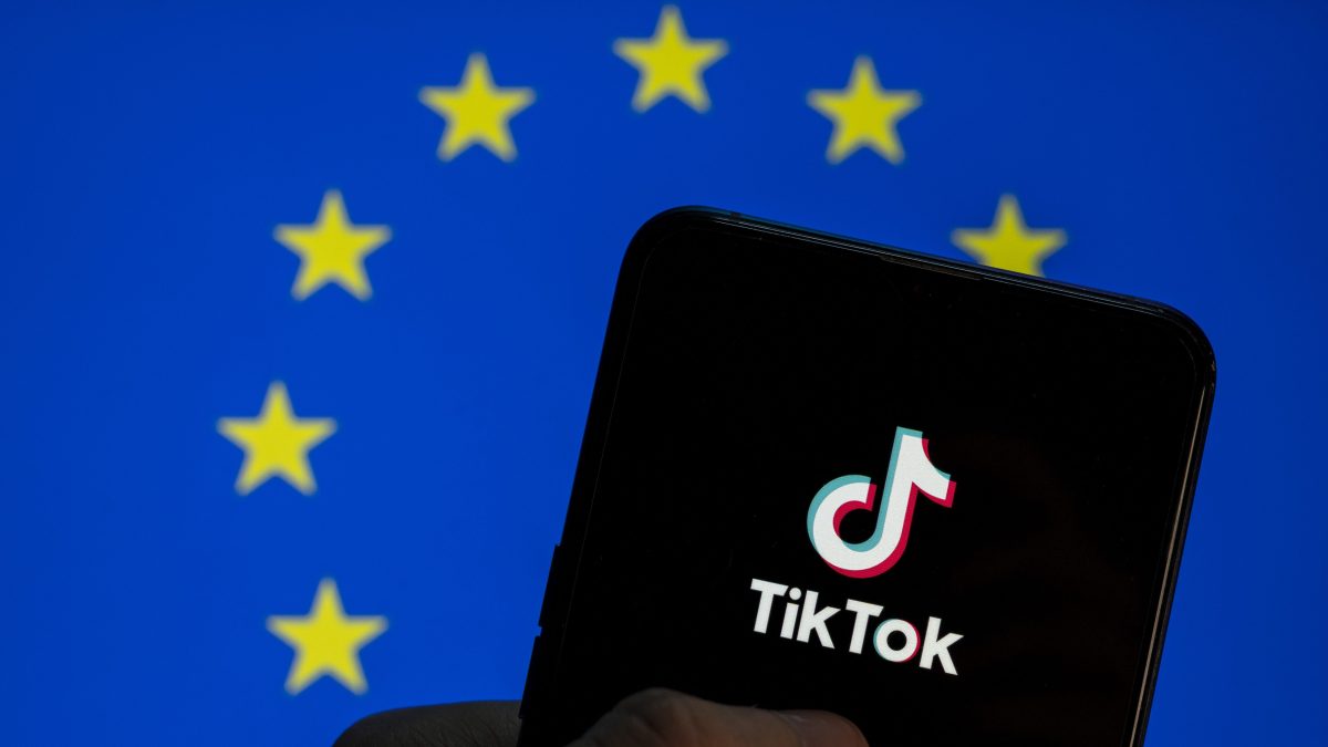 L'UE ordonne à TikTok de désactiver ses fonctionnalités 'addictives' comme le défilement infini et de revoir son algorithme de recommandations !