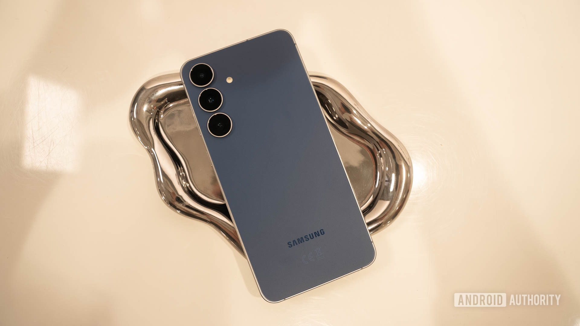 Samsung Galaxy S25 FE en Navy sur un plateau argenté