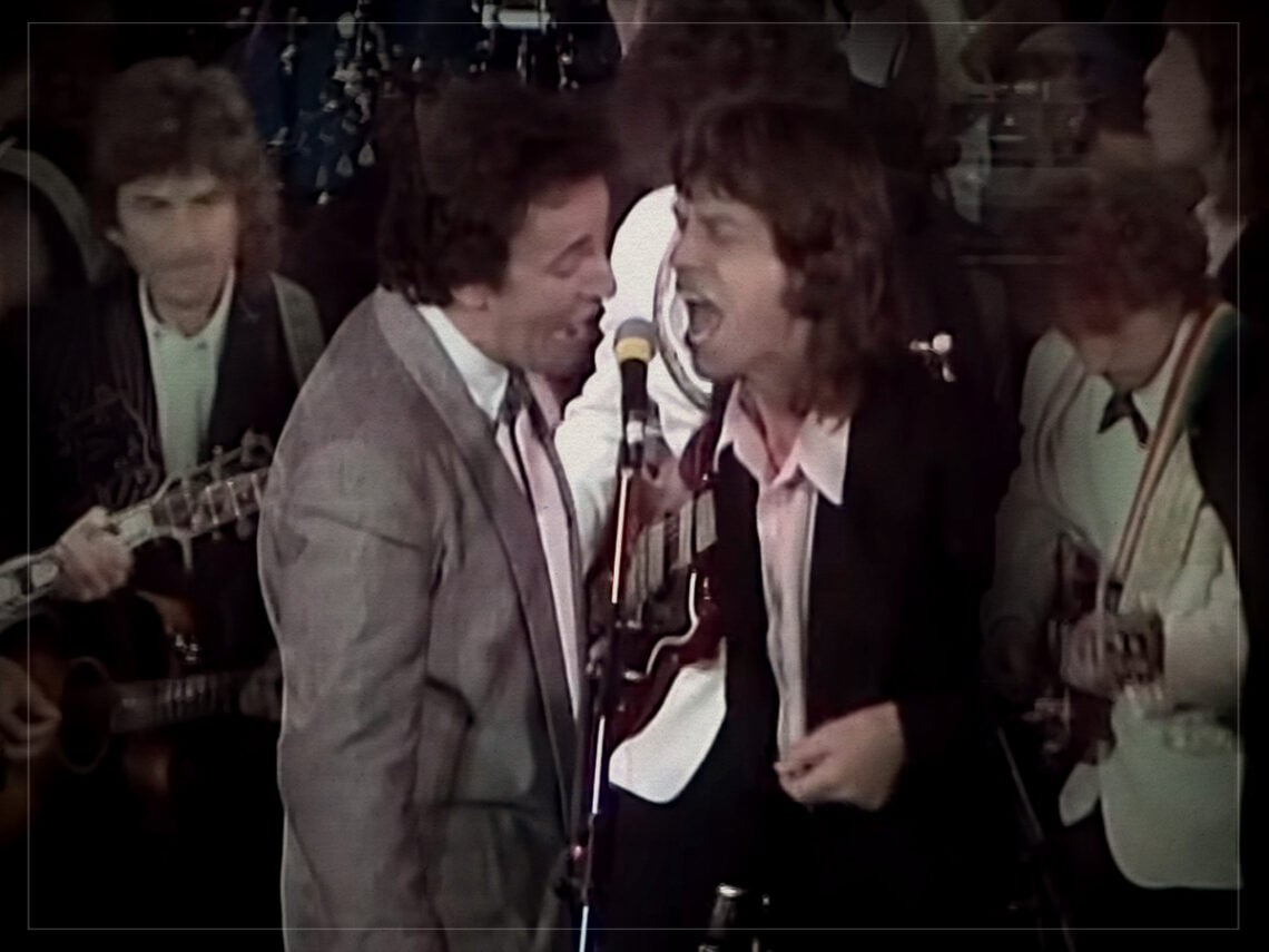 George Harrison, Mick Jagger, Bob Dylan, Bruce Springsteen et Neil Young se réunissant pour un hommage aux Beatles
