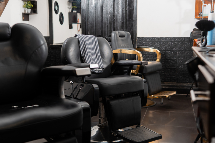 Chaises de salon de coiffure vides