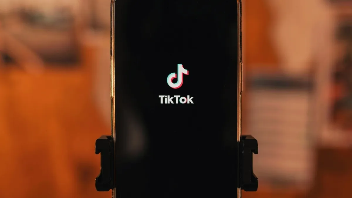 Comprendre le Défi "Blackout" : TikTok à la Loupe et Conseils Essentiels pour les Parents