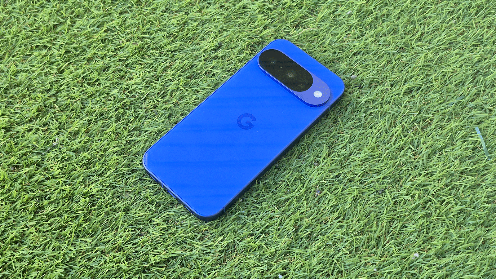 Google Pixel 10 en couleur bleue