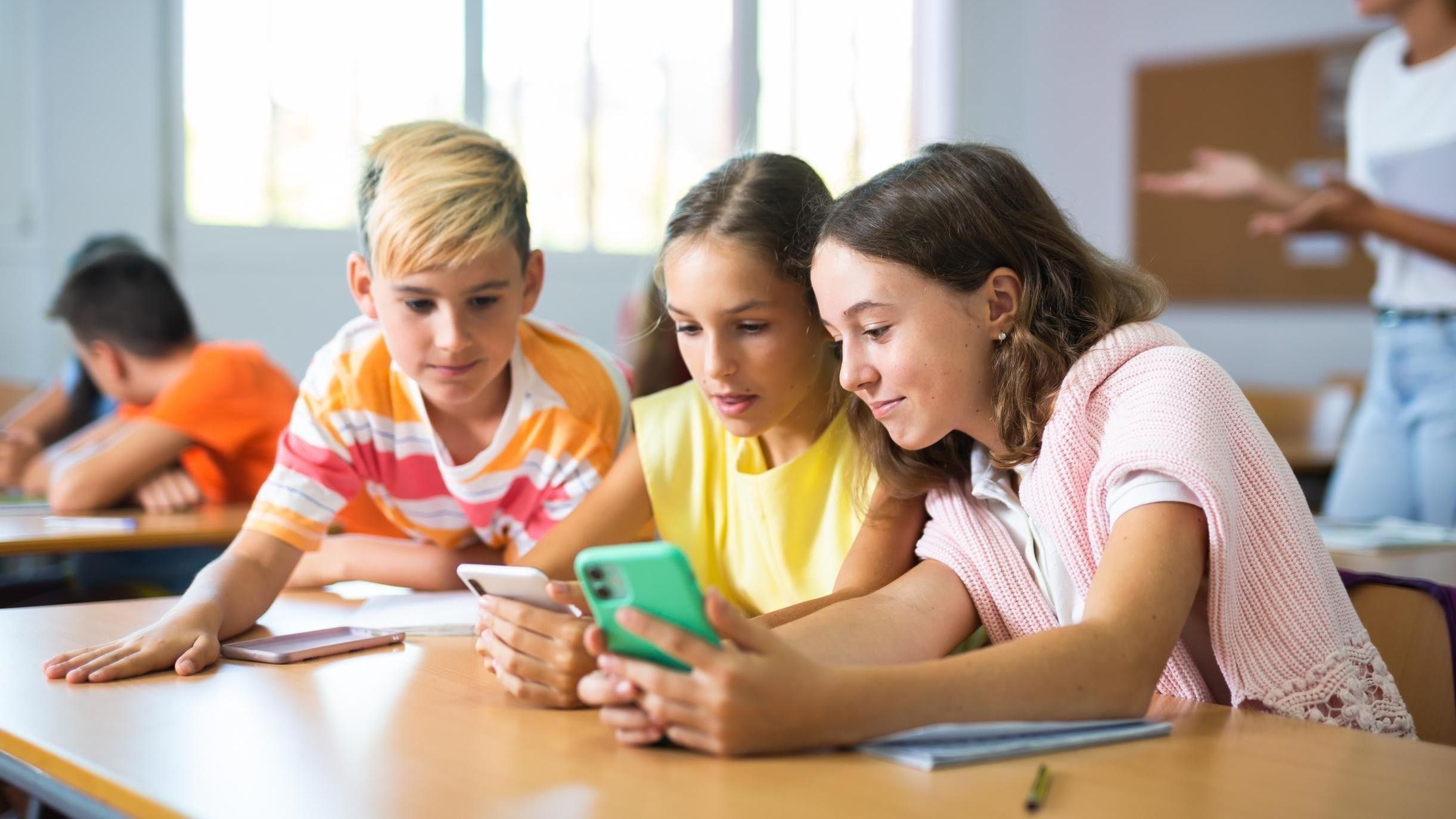 Groupe d'enfants, cours, école, smartphones, 16:9