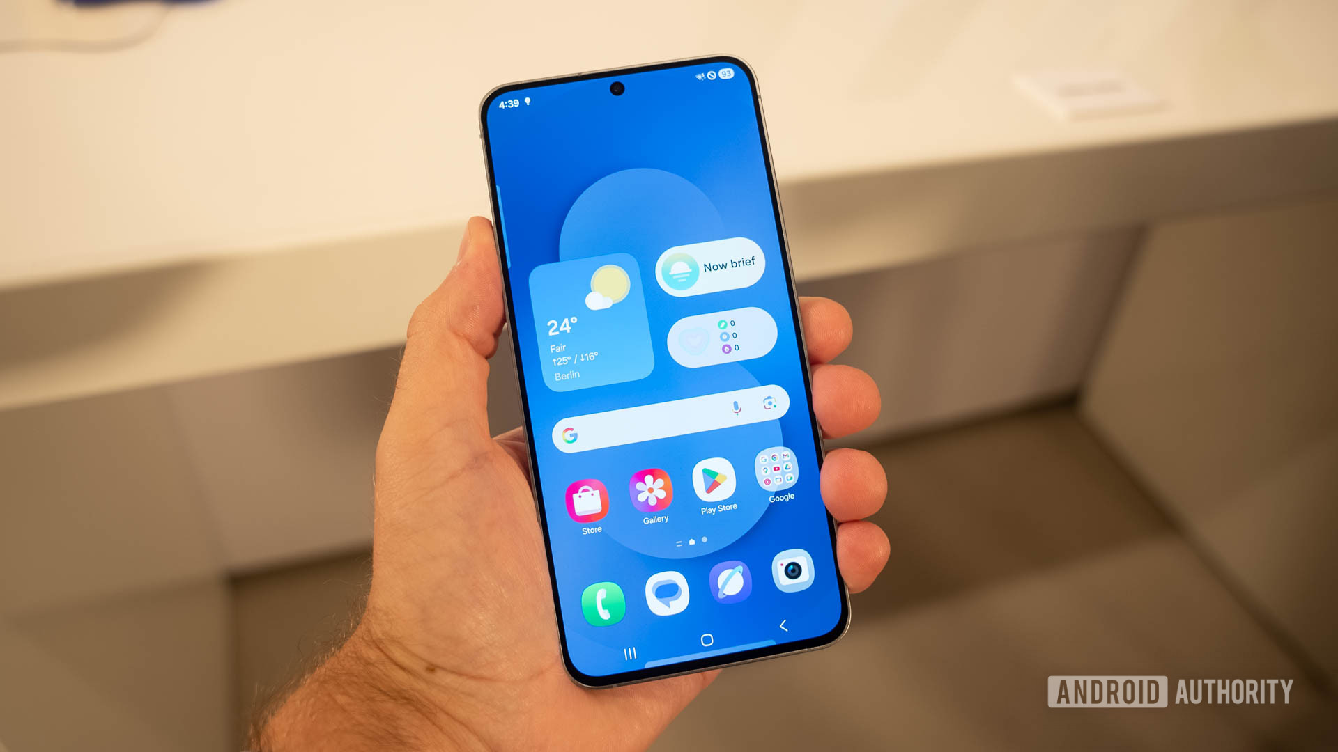 Samsung Galaxy S25 FE dans la main d'un homme affichant l'écran d'accueil Samsung Galaxy S25 FE dans la main d'un homme affichant l'écran d'accueil