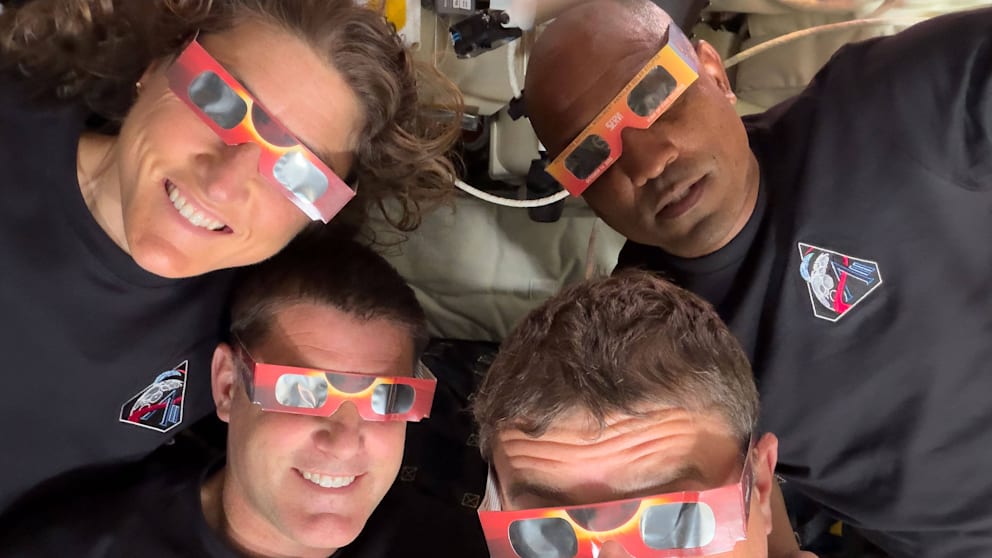 Les astronautes portent des lunettes de protection devant le soleil