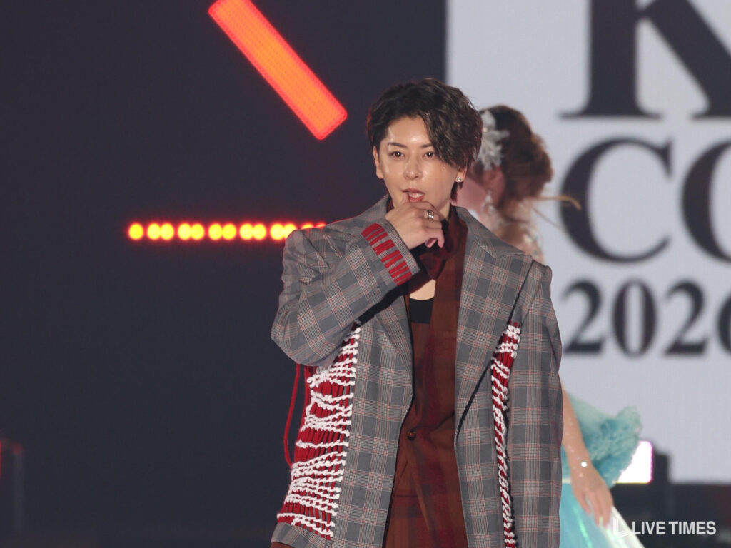 Takahashi Naoki dans un look à carreaux