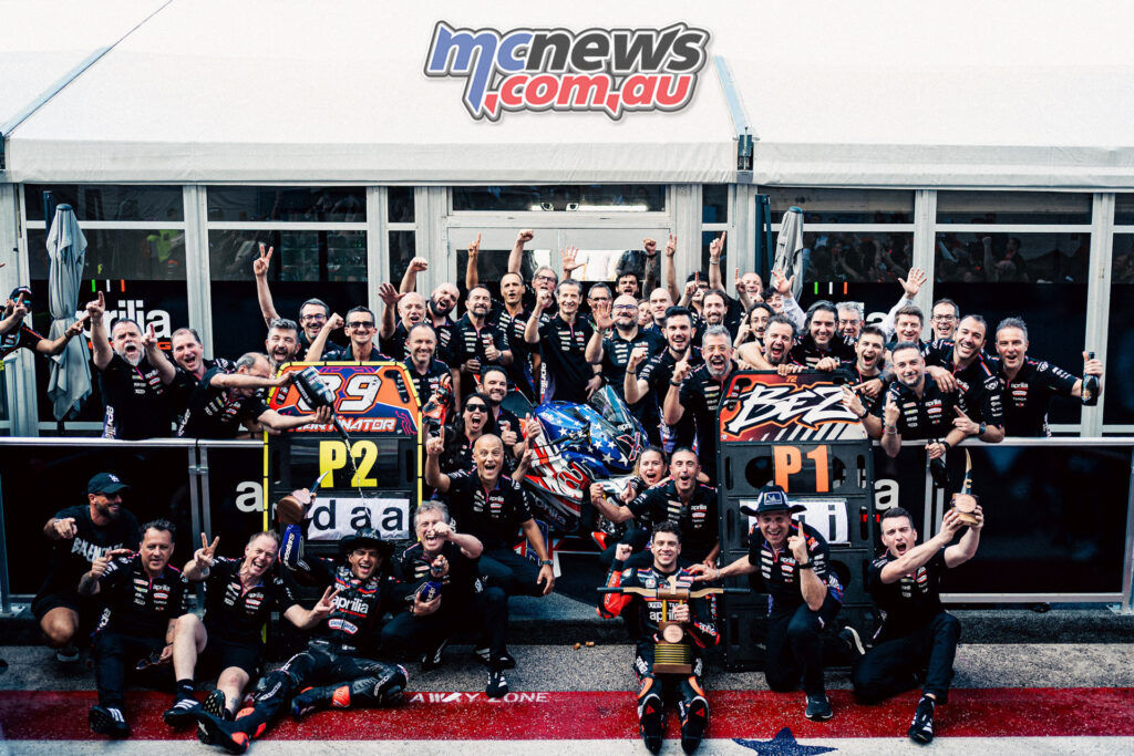 Les pilotes Aprilia célébrant un doublé à COTA en MotoGP 2026.