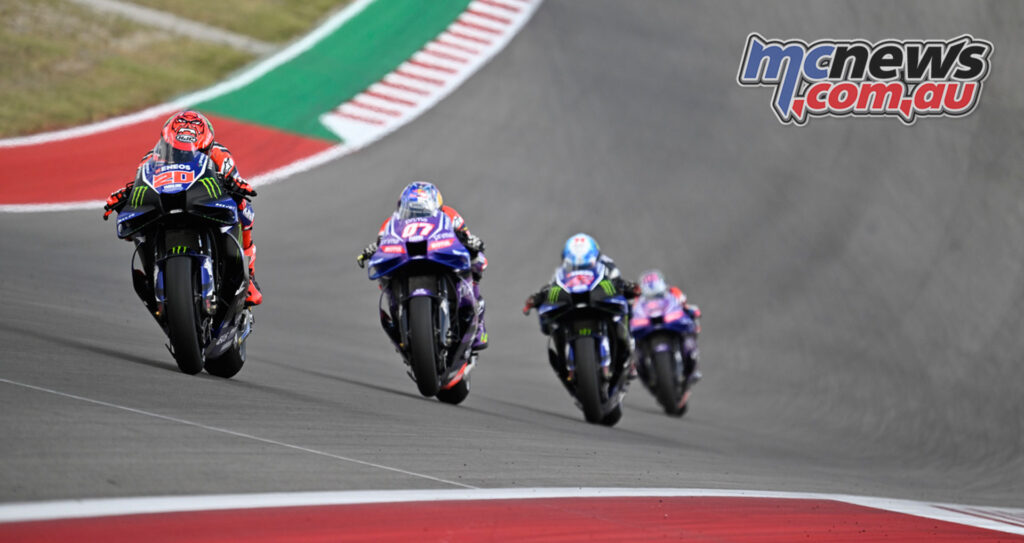 Quatre motos Yamaha MotoGP courant à l'arrière du peloton lors du Grand Prix des États-Unis.