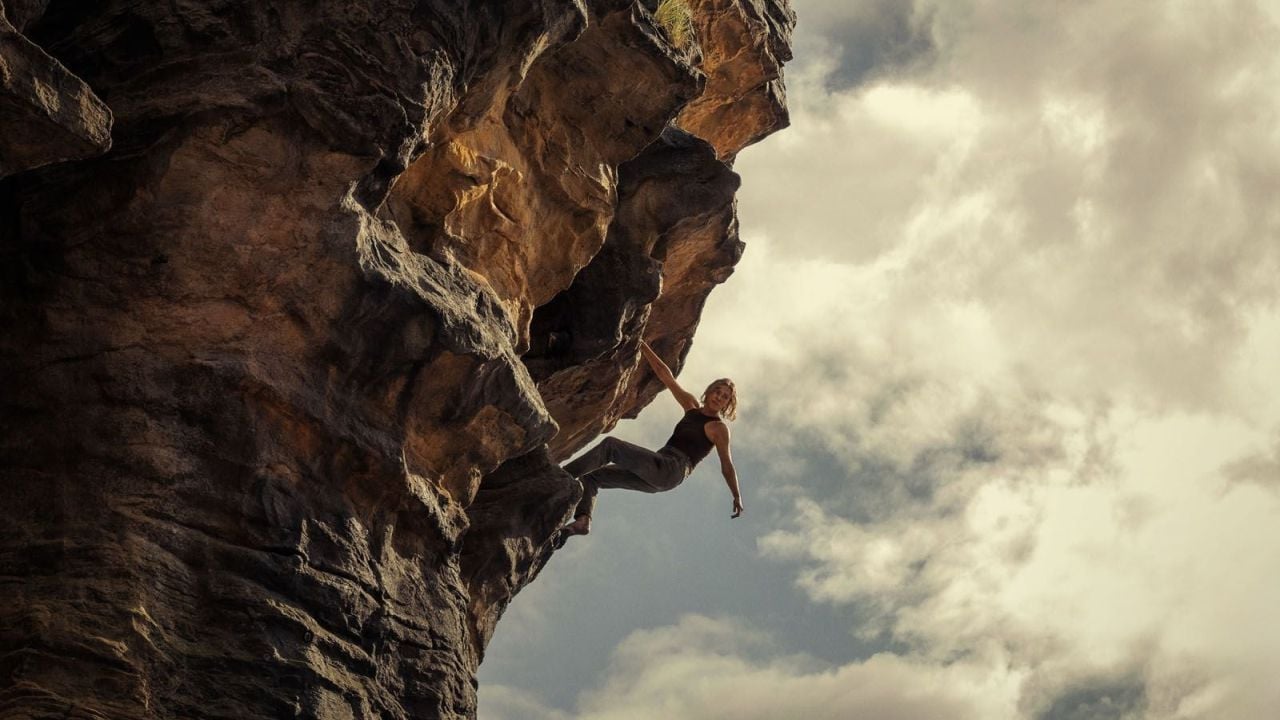 Charlize Theron effectue elle-même ses scènes d'escalade.