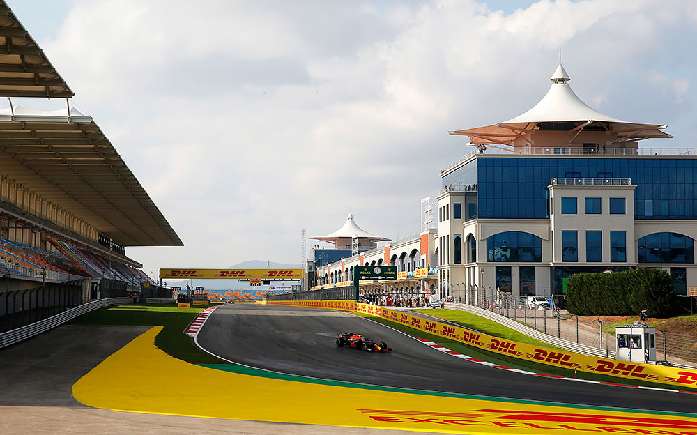 Ligne droite et tribunes du circuit d'Istanbul Park lors du GP de Turquie 2020.