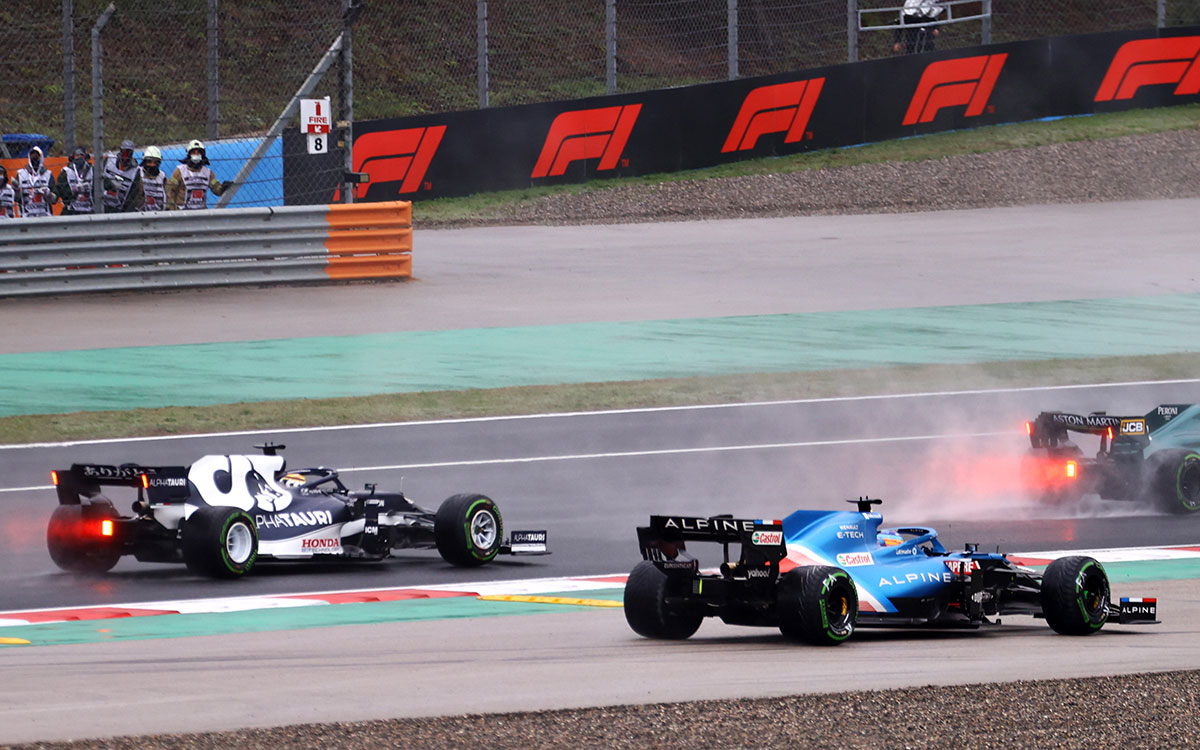 Yuki Tsunoda dépassant Fernando Alonso lors du GP de Turquie 2021.
