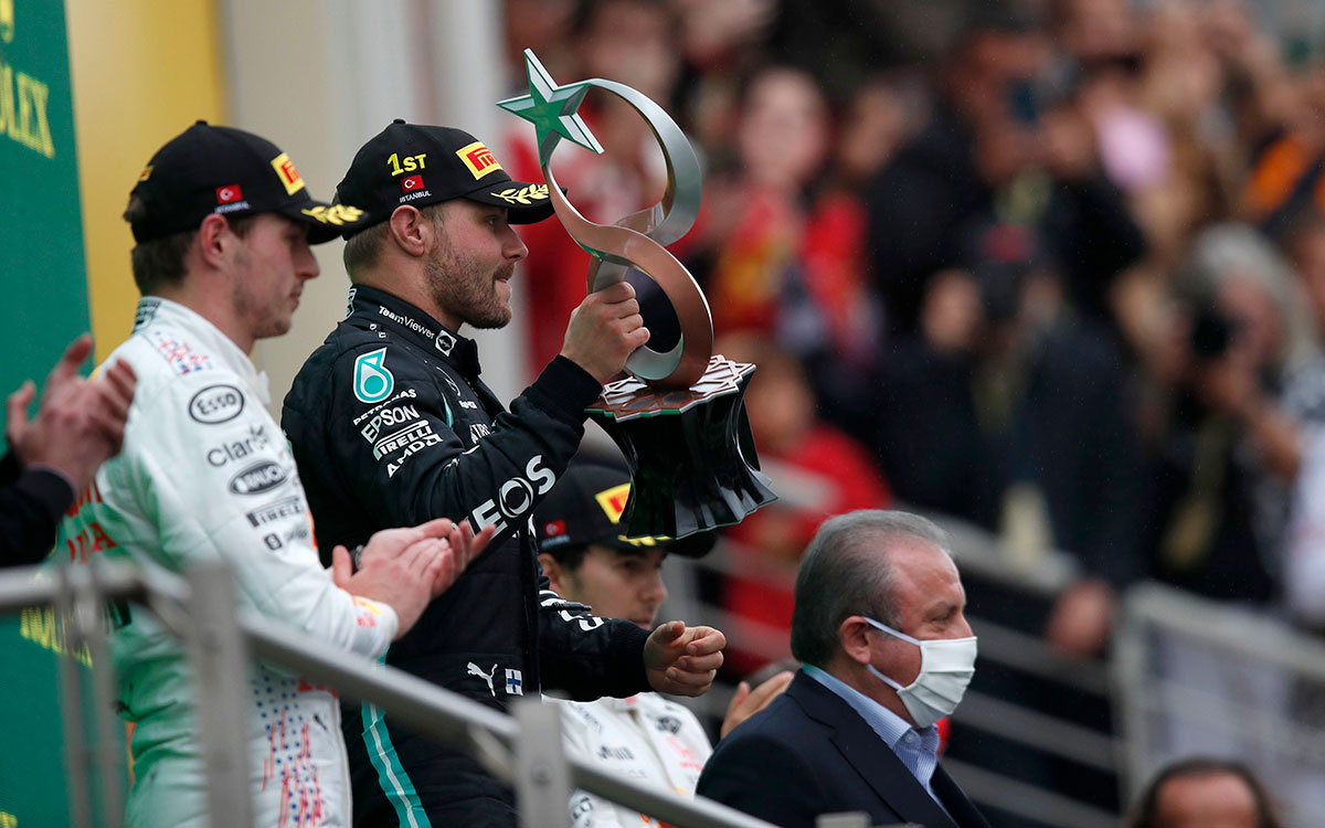 Valtteri Bottas avec le trophée de victoire sur le podium du GP de Turquie 2021.