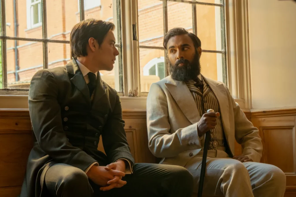 Enola Holmes 3. Louis Partridge et Himesh Patel.