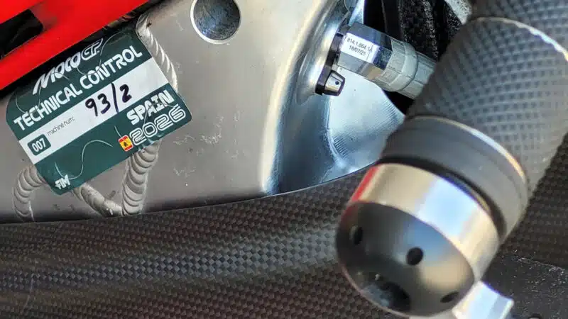 Photo révélatrice de la GP26 de Márquez montrant des découpes derrière la tête de direction pour fournir une flexibilité latérale