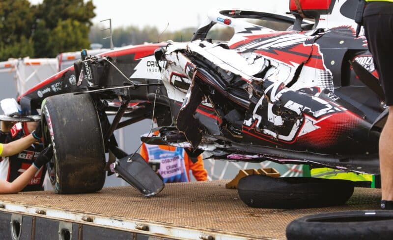 Voiture de F1 accidentée chargée sur un camion de récupération après un crash à Suzuka en 2026