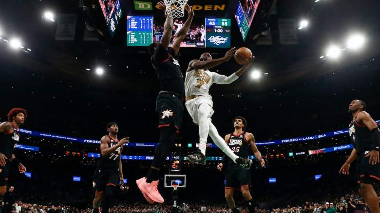 Jaylen Brown des Boston Celtics au panier contre Andre Drummond des Philadelphia 76ers