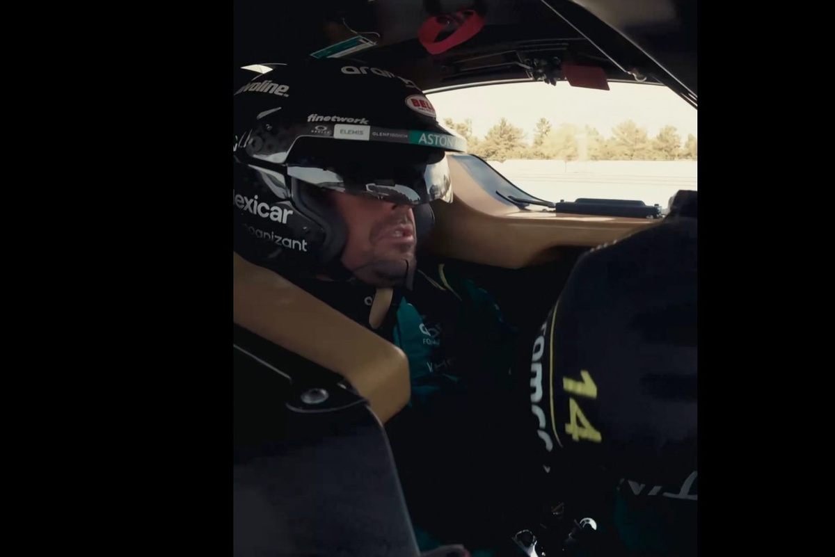 Alonso fait son retour et s’éclate au volant de l’Aston Martin Valkyrie !