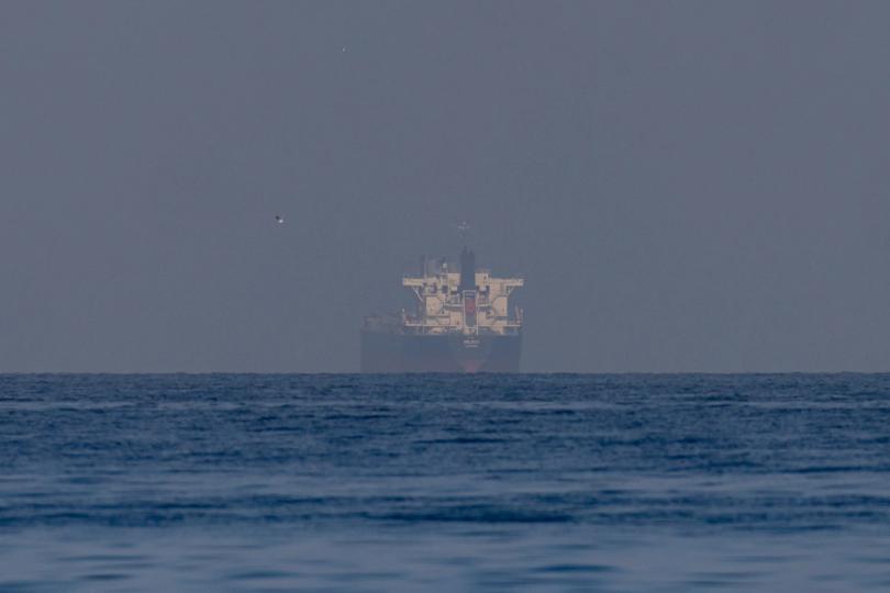 Bitcoin perd 77 000 $, l'ether et Solana plongent alors que la tension dans le détroit d'Ormuz propulse le pétrole à un pic de 3 semaines