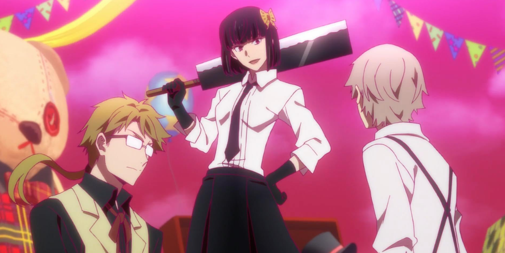 Trois collègues, Kunikida, Atsushi et Yosano, discutent dans une pièce rose vif dans Bungo Stray Dogs.