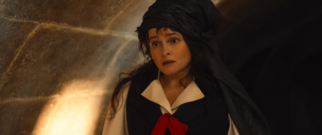 Enola Holmes 3. Helena Bonham Carter dans le rôle d'Eudoria Holmes.