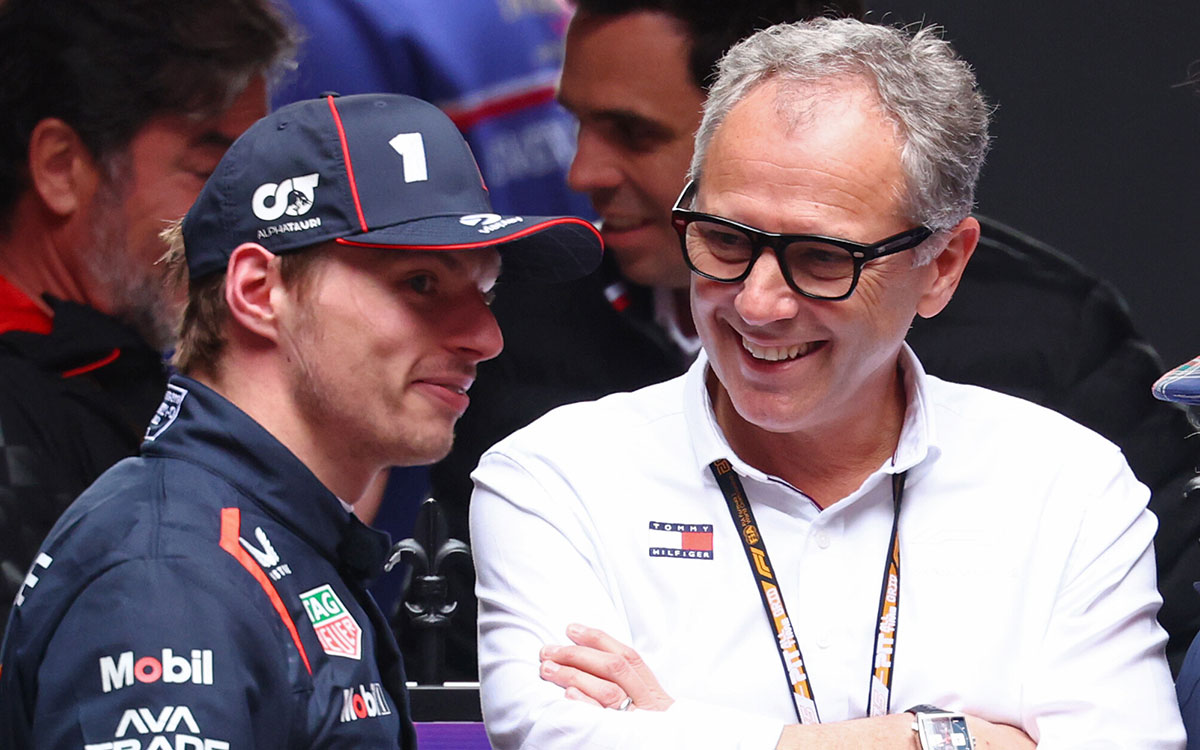 Max Verstappen, George Russell et Stefano Domenicali en discussion lors de la F1 Australian GP