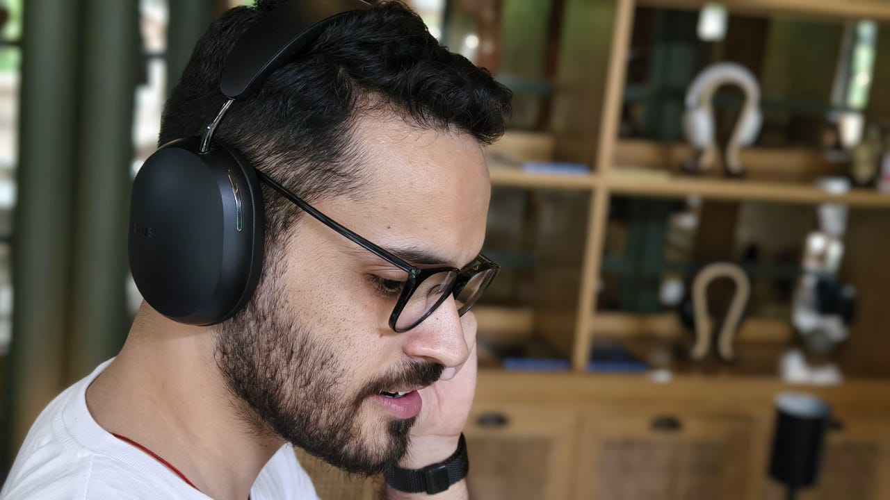 Personne portant un casque audio Sonos Ace