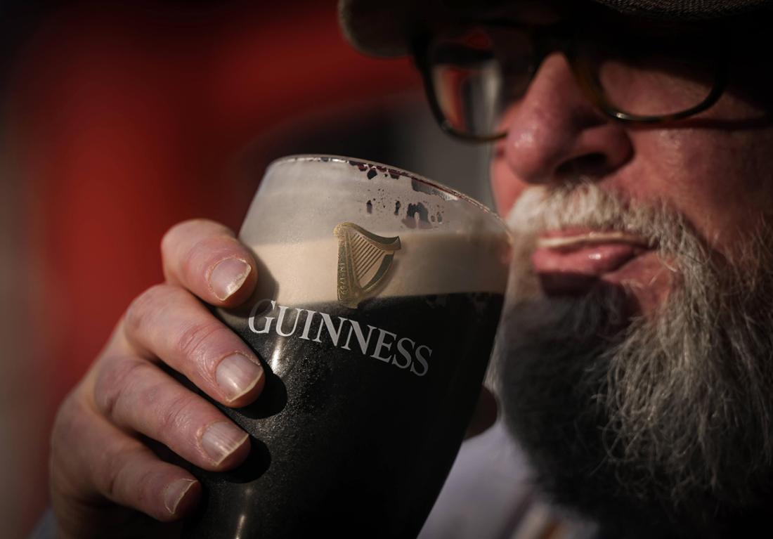 Un homme déguste un Guinness