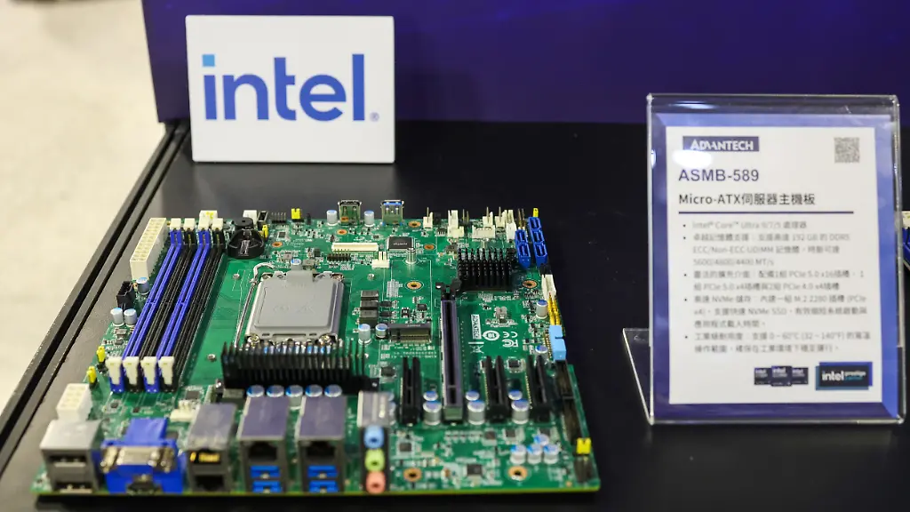Présentation des cartes mères d'Intel lors de la foire de l'IA à Taïwan