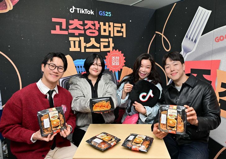 Des créateurs TikTok posent lors d'un événement à Séoul.