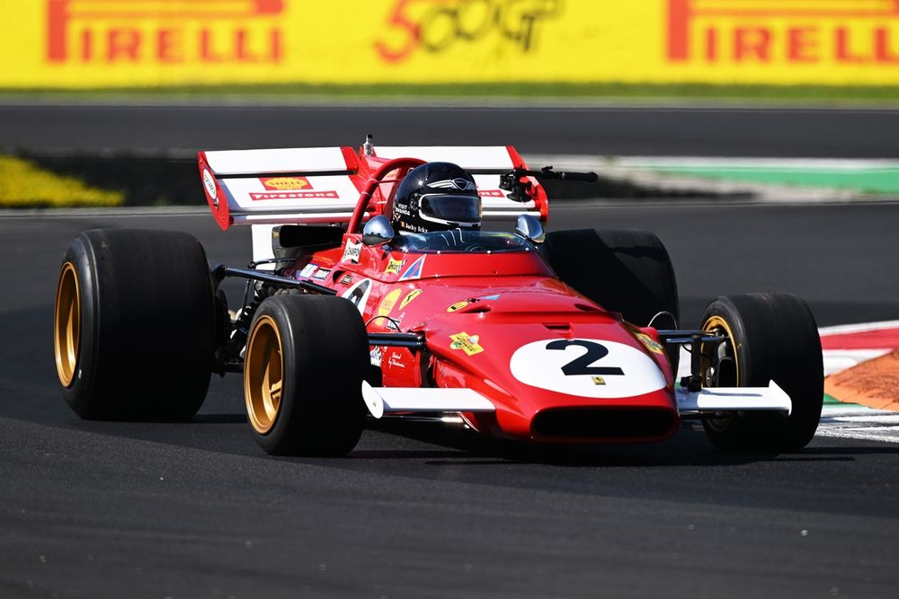 Jacky Ickx conduit une Ferrari 312B sur le circuit.