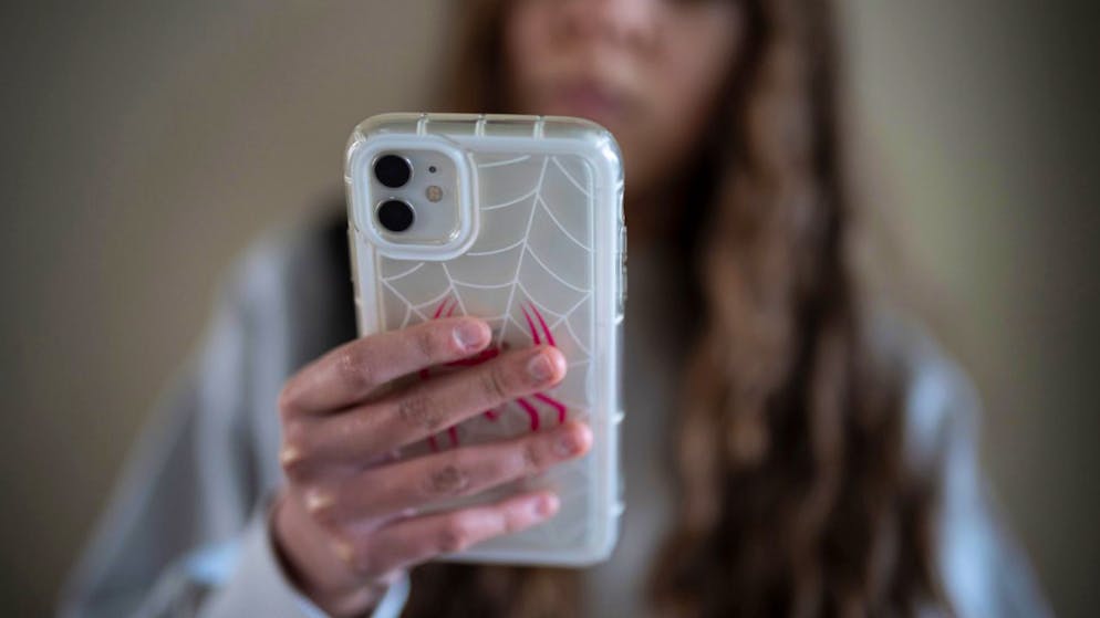 Un expert souligne que interdire les réseaux sociaux aux mineurs n'est pas la solution adéquate.