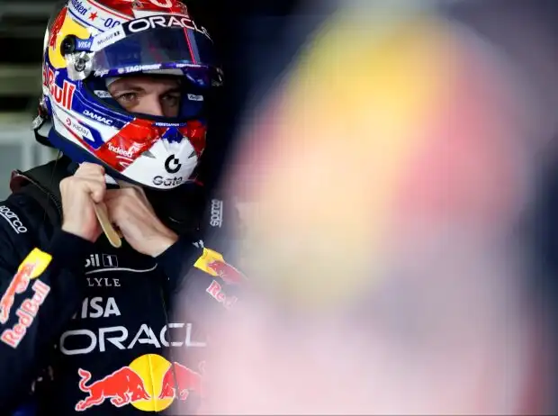 Max Verstappen dans la garage de Red Bull Max Verstappen dans la garage de Red Bull