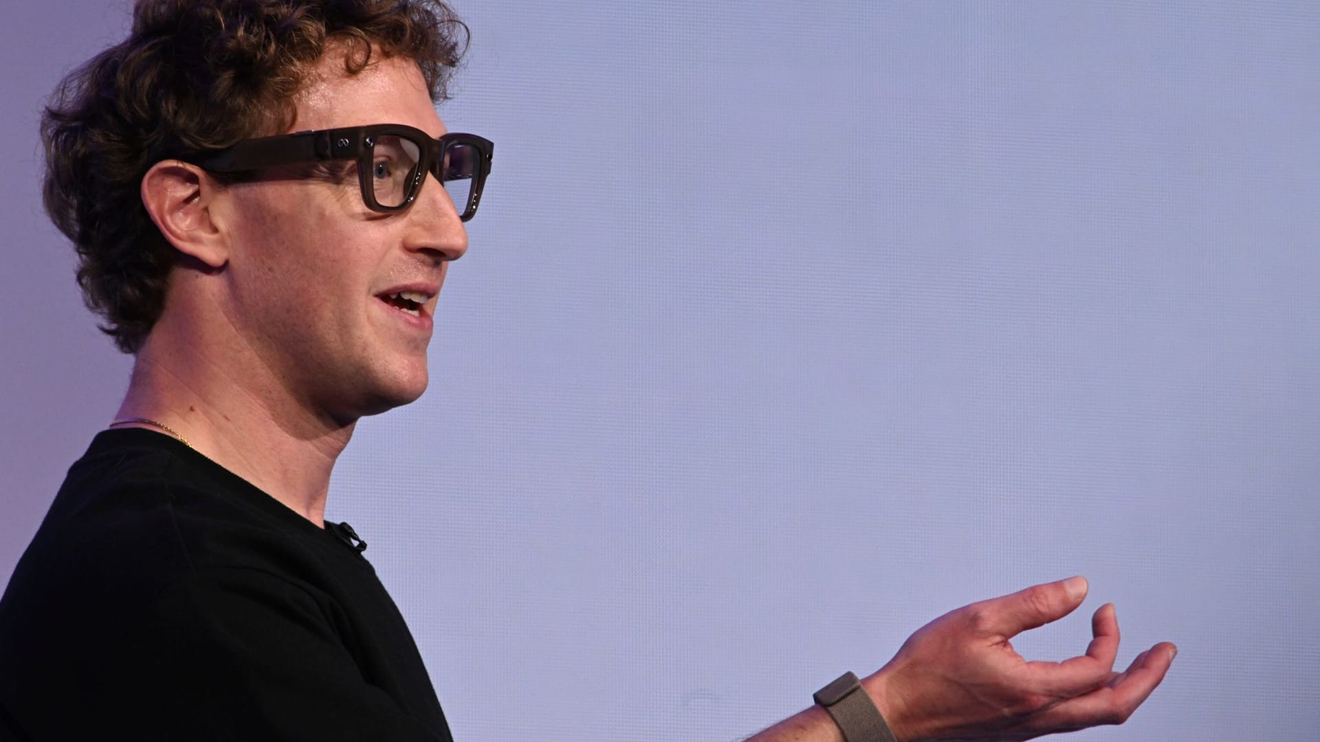 Mark Zuckerberg, CEO de Meta, portant des lunettes intelligentes dotées d'intelligence artificielle.