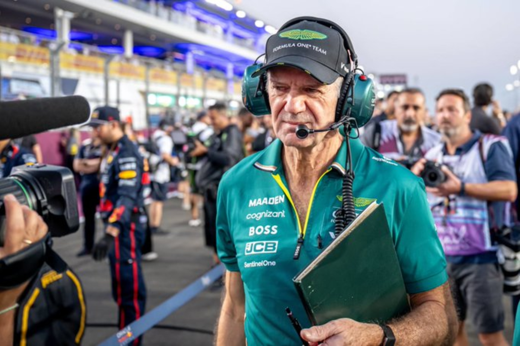 Adrian Newey en tenue Aston Martin
