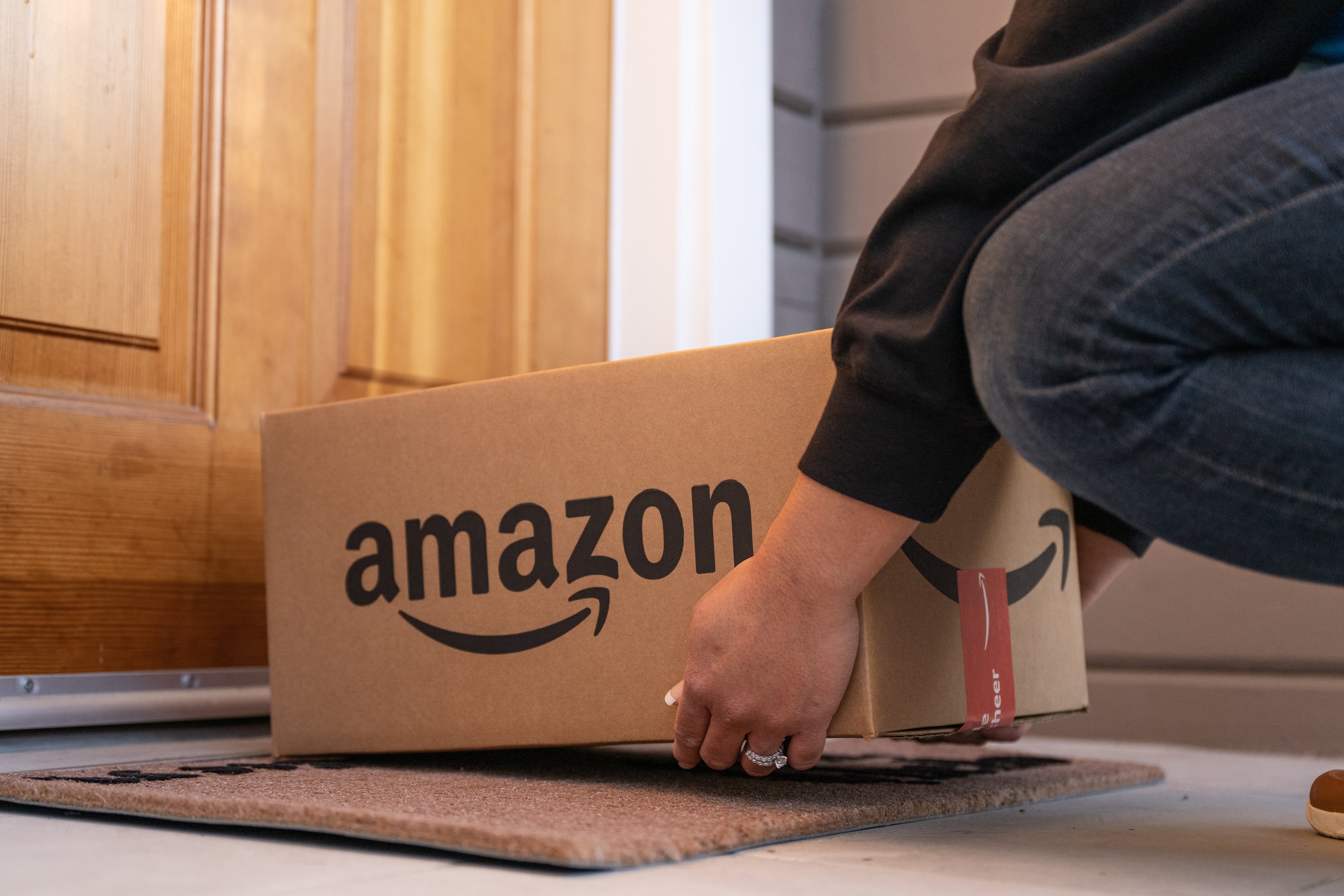 Boîte d'Amazon avec logo.