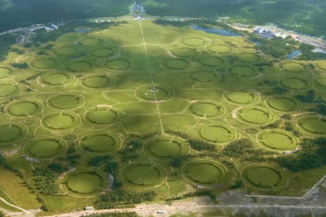 vue aérienne d'un paysage verdoyant parsemé de cercles représentant les entrées individuelles des silos