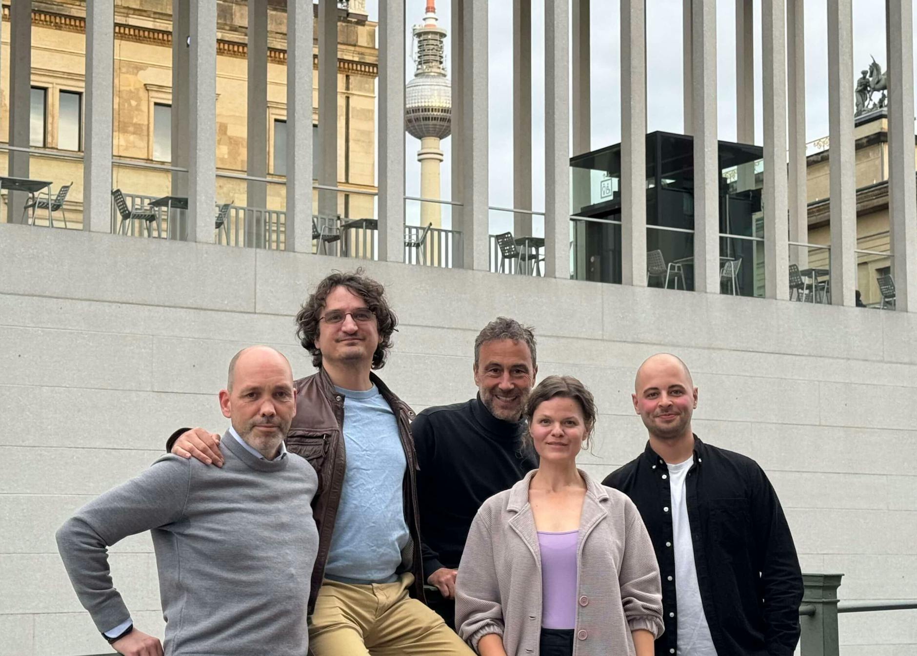 De gauche à droite : Sebastian Wilke, Andreas Hacker, Johannes Meissner, Dr. Nele Meissner et Lukas Backhaus – les esprits créatifs derrière Wedium.
